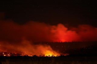 美国加州山火蔓延 数千人连夜撤离