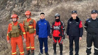 实拍黄山游客下山民警现场疏导的简单介绍