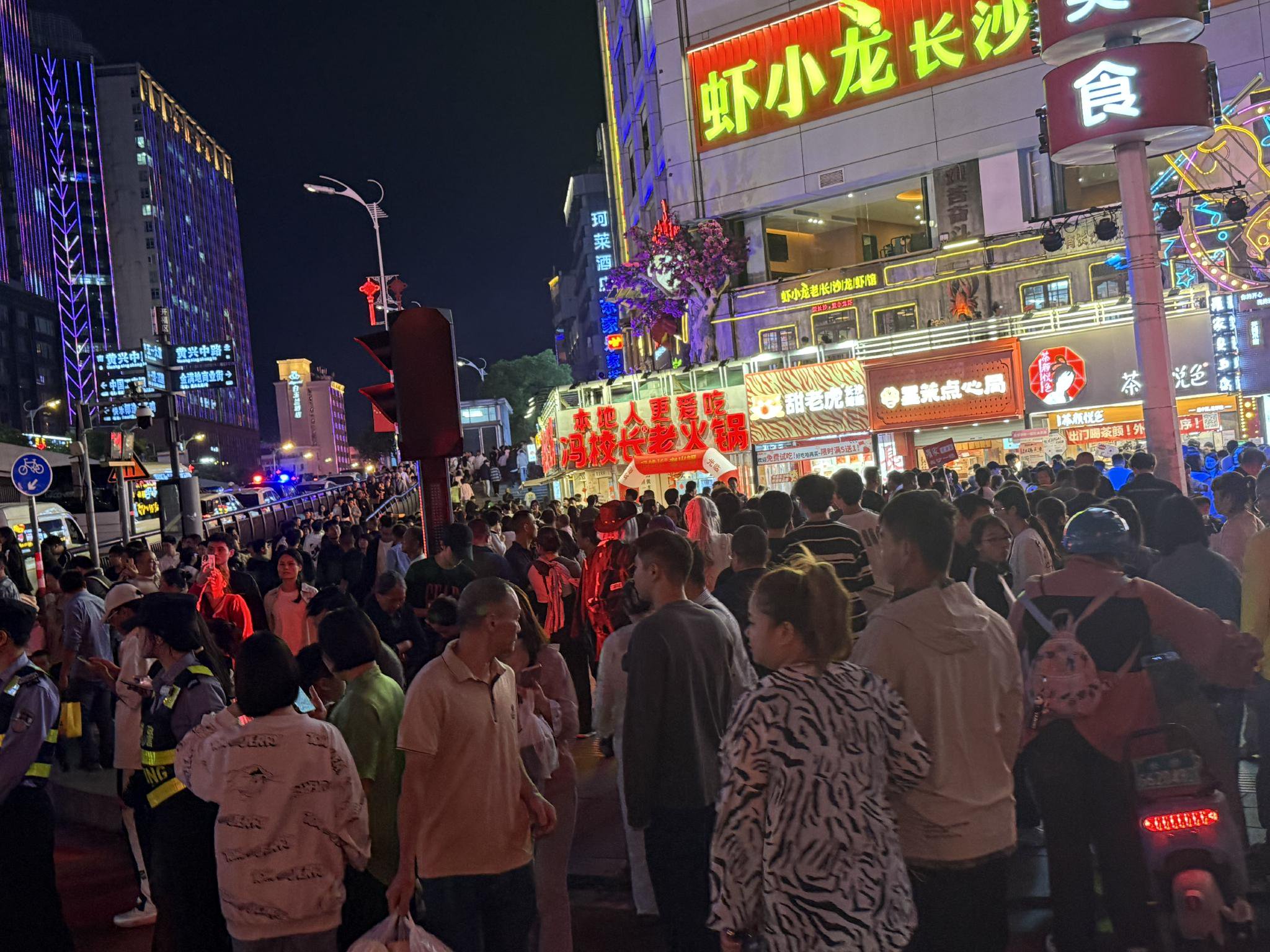 国庆首日各大景区立即开启人海模式：博物馆门票售罄，长线游爆火，阿坝州成黑马  第3张